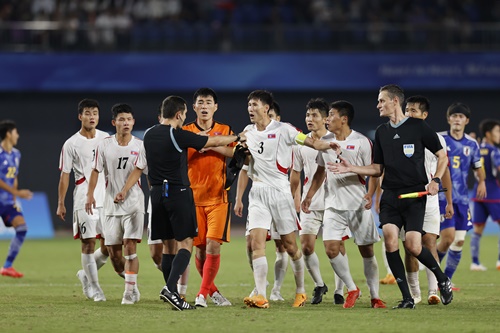 主審に詰め寄る北朝鮮の選手たち