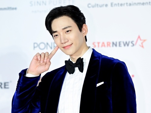 女心鷲掴み？2PM・ジュノ、恋に落ちた“冷たい男”の照れくさい笑顔を表現！