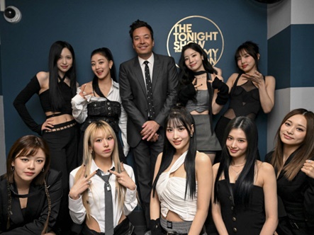 TWICEが新曲『SET ME FREE』のステージバフォをアメリカで初披露