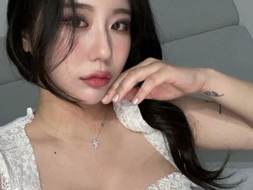 【写真】“バイセクシャル”公表の元K-POPアイドル女性、同性恋人とのキス写真を公開！