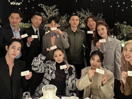 【写真】BIGBANGメンバーの姿も！懐かしのYGファミリー勢揃いで胸アツ！2NE1・CLが公開した写真が話題