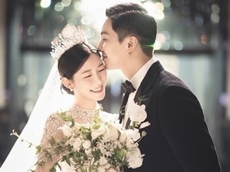 【写真】参列者たちの前でラブラブキスも…イ・スンギ♡イ・ダインが結婚式の写真を公開