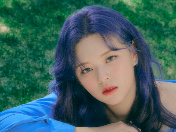 【写真】TWICE・ジョンヨン、メンバーにキス！薬の副作用を完璧に克服した“スリムな近況”