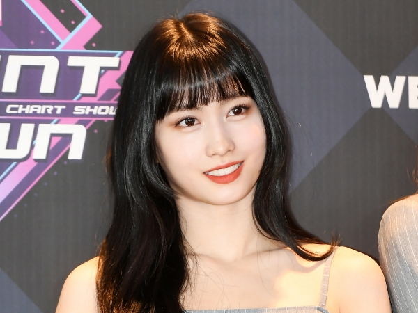 TWICE・モモ、濡れ髪×美背中SHOTに反響！ モノクロでも伝わる“なめらか美肌”【PHOTO】