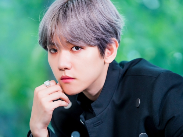 【写真】「最強のアイドル」EXO・ベクヒョン、下から撮っても超イケメン！“黒スーツSHOT”公開に世界からラブコール相次ぐ