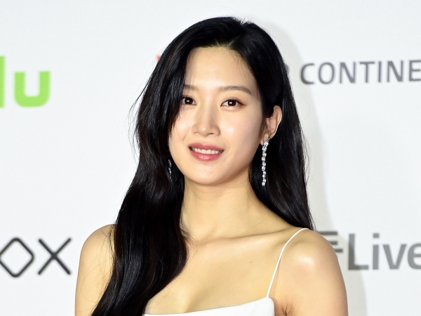 【写真】『女神降臨』『愛と、利と』ムン・ガヨン、イイ女感がすごい！スキニーから“お腹チラリ”