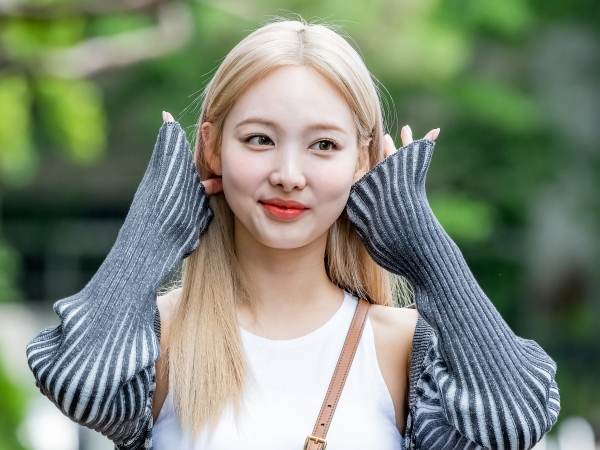 もしかしてお風呂あがり？TWICE・ナヨン、真夏のような“肌見せ”スタイリングが超キュート！【PHOTO】