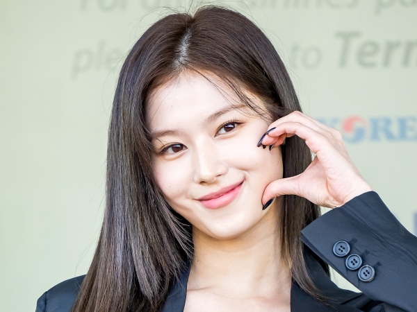 TWICEサナ、“コルセットキャミ姿”で寝そべりピース！あまりの可愛さに「溶けちゃう」【PHOTO】