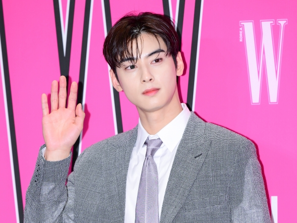 “顔天才”ASTROチャ・ウヌが軍隊へ！兵役中のメンバーとの仲良しショットに感涙「幸せすぎる」【PHOTO】