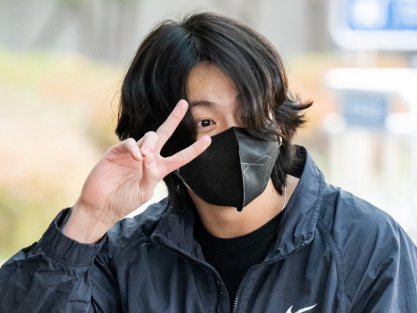 BTS・JUNG KOOK、“お忍び”で米フェスを訪れるもすぐにバレる「前髪も切ったのにどうして…」