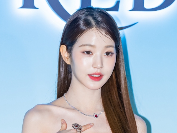 【写真】“173cmで脚が107cm”IVEウォニョン、超ミニでしゃがむ美脚ショット「どきっ！えぐい体型」