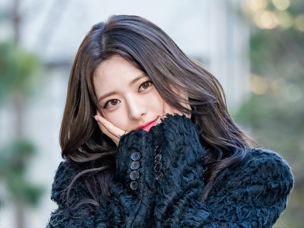 【写真】“2003年生まれ”のITZY・ユナ、大胆露出のサマールックで異次元のスタイル披露「腰えぐれてる！」