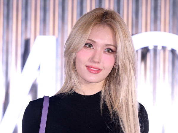 「美人姉妹すぎる」I.O.I出身の歌手チョン・ソミ、“実妹との頬寄せSHOT”に反響続々！【PHOTO】