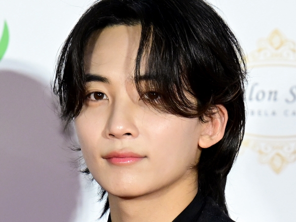 【写真】「ドキドキが止まらない！」SEVENTEENジョンハン、“あざとい表情”と彼氏ルックで魅了