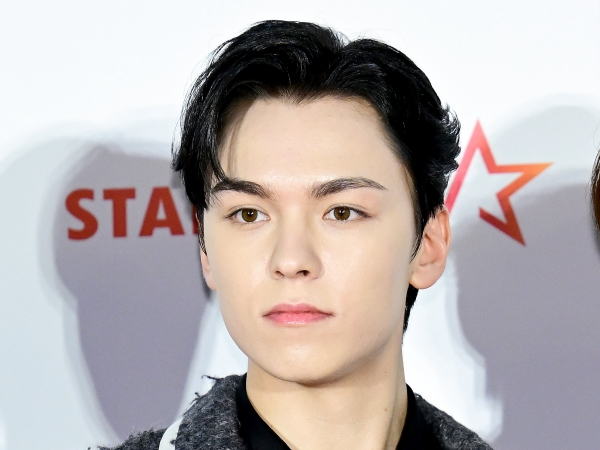 SEVENTEENバーノンが“すべすべ膝”を大胆披露！「触りたい！」と言われる1枚を撮影した相手は【PHOTO】