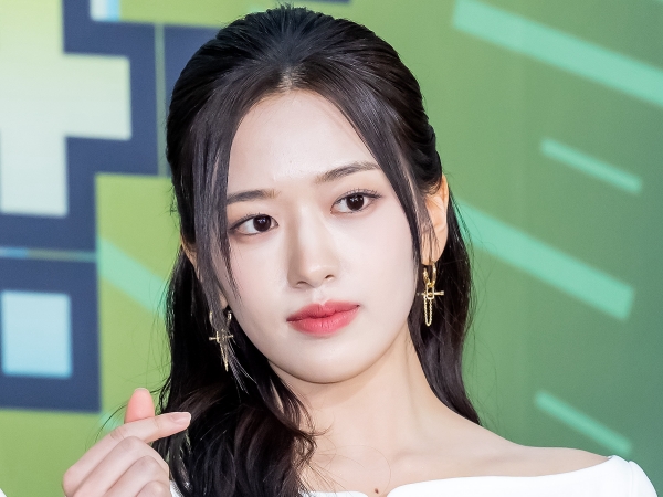 IVE・ユジン、美デコルテ露わなドレス姿で大人の魅力を誇る【PHOTO】