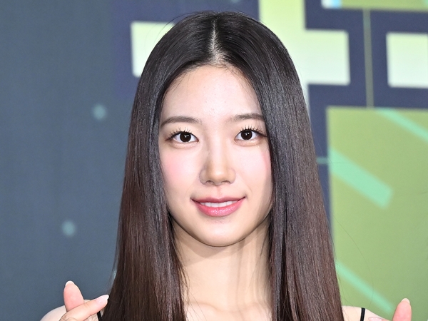 LE SSERAFIM“日本人メンバー”カズハ、ミニ丈で腹筋と美脚をおしみなく披露「奇跡のような存在」【PHOTO】
