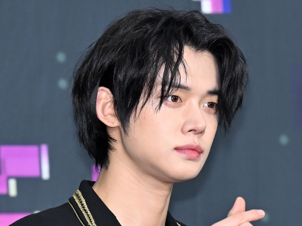 「パンツ？腹巻き？」TXTヨンジュン、下着をインした“攻めファッション”に反響【PHOTO】