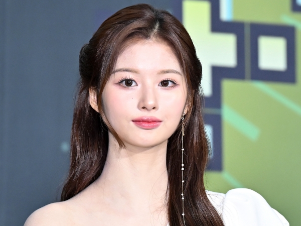 「まるでTWICEサナ＋ツウィ」と話題のNMIXXソリュン、“自撮りまとめ”のレベルが高すぎる【PHOTO】