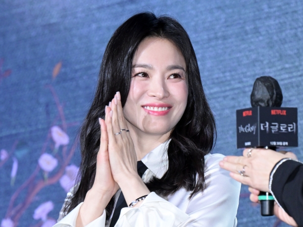 「ますます綺麗になって…」女優ソン・ヘギョ、美しすぎる“ローマ旅行SHOT”に芸能界から絶賛の声【PHOTO】
