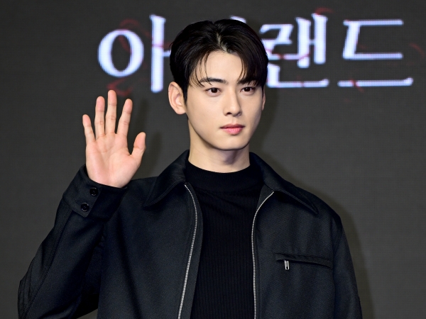 「色気えぐ！」“顔天才”ASTROチャ・ウヌ、ファッション誌で見せた新たな一面【PHOTO】