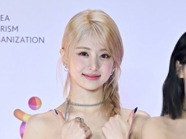 Mステ初出演も果たしたLE SSERAFIMのホ・ユンジン、チューブトップから“美肩&背中”がチラリ【PHOTO】
