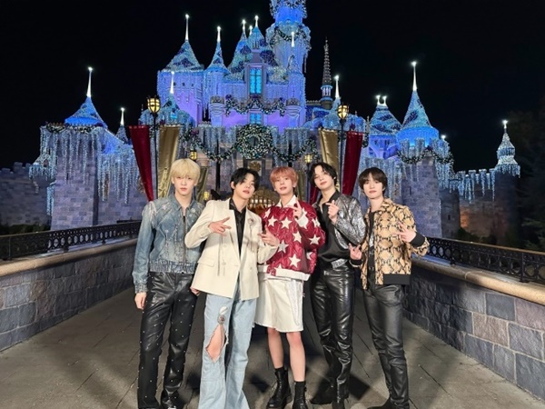 ディズニーキャッスルに登場！TXT、米最大規模の新年ライブショーで現地熱狂のステージ披露