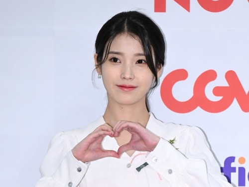 俳優イ・ジョンソクとの“熱愛”を認めた歌手IU、1000万ウォンの寄付で善良な影響力を発揮