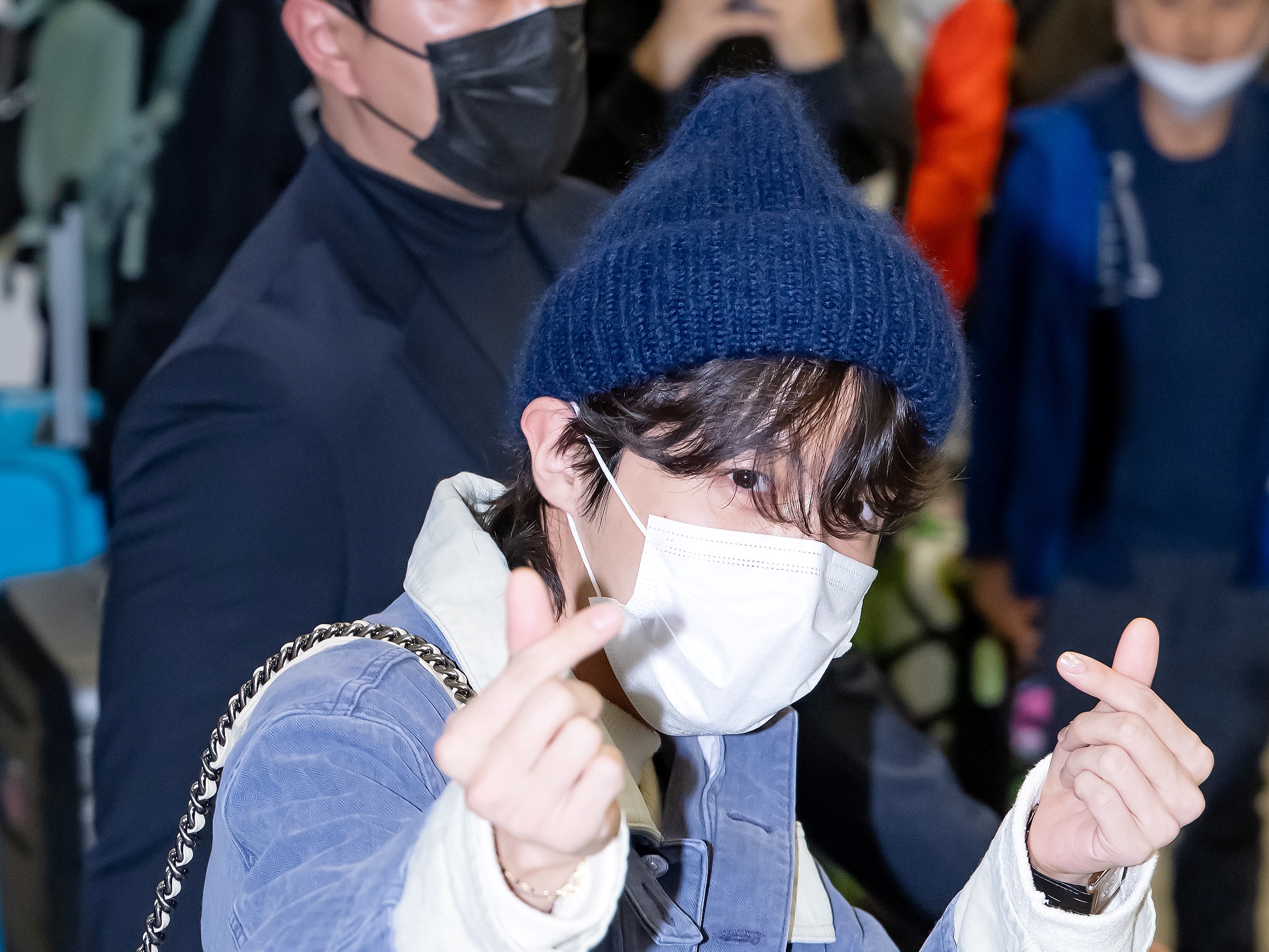 BTS・J-HOPE、ダボっとしたラフなコーディネートで見せた愛らしいポーズたち！【空港ファッション】