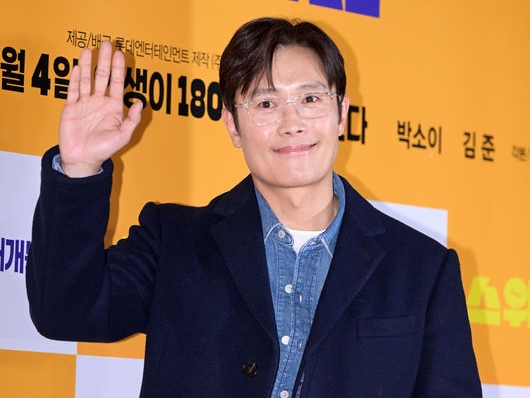 主演男優賞を受賞したイ・ビョンホン、“純金”ネームプレートをぱくり！子供心を忘れない無邪気な姿【PHOTO】