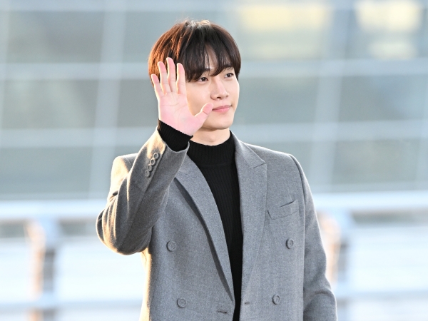 2PMジュノがロングコートで魅せる！紳士な姿にメロメロ「まるでドラマのワンシーン…」【空港ファッション】