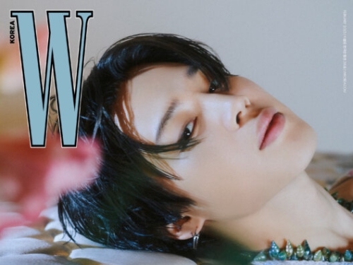 BTS・JIMIN、“素肌ジャケット姿”に大反響…ファッション誌表紙に単独登場！輝く鎖骨ショットも【PHOTO】