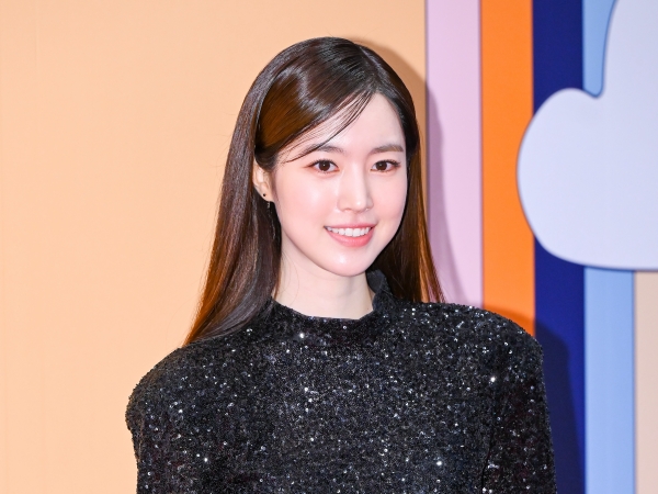 薄いウエストもチラ見え！『オクニョ』女優チン・セヨン、“振り向きSHOT”が初恋そのもの「女神だ」【PHOTO】