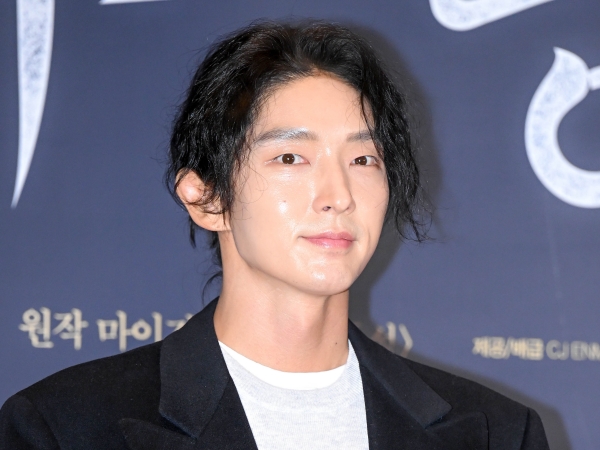 41歳のイ・ジュンギ、“魅惑の長髪ショット”にメロメロ…「幻想的かつ妖艶な雰囲気」【PHOTO】