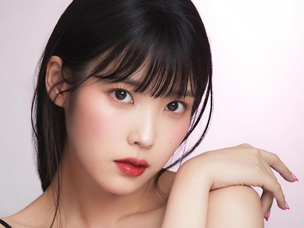 イ・ジョンソクとの熱愛認めたIU、キャミドレスからのぞくみずみずしい美肌と“童顔美貌”【PHOTO】