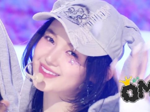 NewJeans、LE SSERAFIMを抑えて音楽番組で1位！新曲『Ditto』＆『OMG』パフォーマンスをTV初披露
