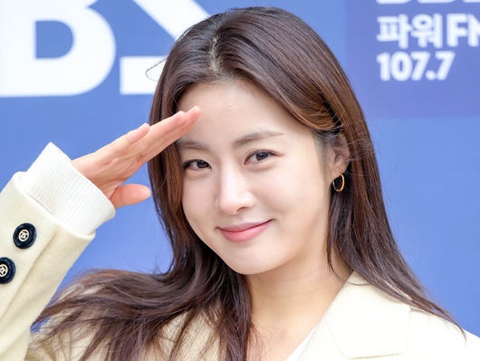 【写真】ヒョンビンの元恋人で今は1児のママ…女優カン・ソラ、黒オフショルドレスで完璧な美貌