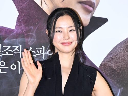 “臨月ショット”も話題だった女優イ・ハニ、映画『幽霊』のアクションに称賛「性別の概念を超えた」