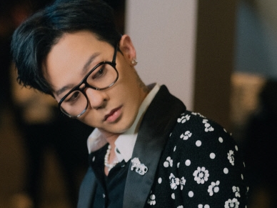 G-DRAGONが“CHANELの男”としてパリを虜に…かつて熱愛説のジェニーとはニアミス？【PHOTO】