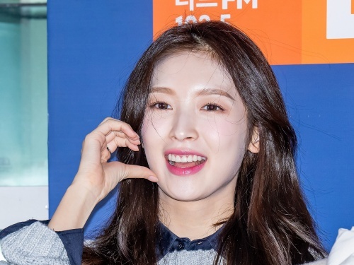 日本でも話題になった韓国ドラマ『還魂』にも出演！OH MY GIRLアリンの“キャミワンピ”姿【PHOTO】