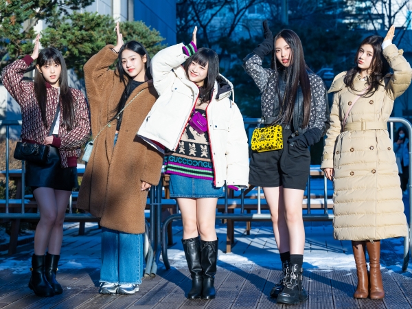 “平均年齢16.6歳”NewJeansの出勤姿をパパラッチ！寒さを感じさせない笑顔とミニ丈コーデ【独自写真8枚】