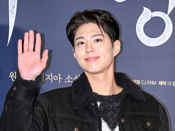 俳優パク・ボゴム、新しいプロフィール写真が公開…事務所移籍でますます超絶イケメンに!?【PHOTO】