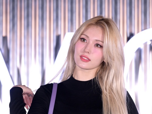 ピンクヘアにイメチェン！I.O.I出身の歌手チョン・ソミ、顔中にキスマークが…!?「私がしました」【PHOTO】