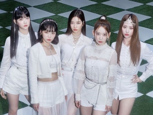 LE SSERAFIM、日本デビュー曲が現地で「ダブルプラチナ」認定！K-POPグループ初の快挙