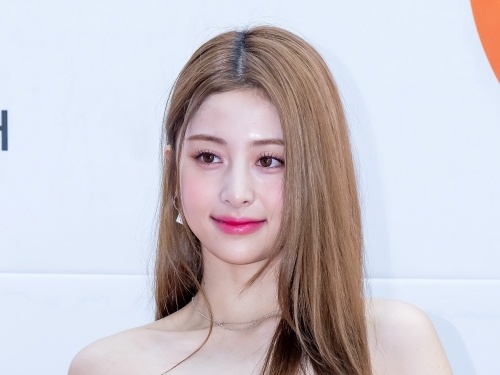 「21歳にしてこの色香…」LE SSERAFIM・ユンジン、スモーキーメイク×肌見せコーデで魅力爆発！【PHOTO】