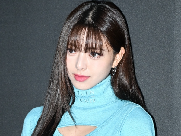 「骨格ONE PIECE」と話題のITZY・ユナ、髪を束ねる仕草にノックアウトされるファン続出 【PHOTO】