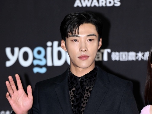 俳優ウ・ドファン、新ドラマでは知的な弁護士に変身！鋭い目つきと余裕ある表情で視聴者を虜に