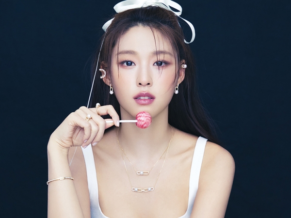 【写真】AOAソリョン、チューブトップから“美デコルテ”あらわに…艶っぽい優雅さを放つ