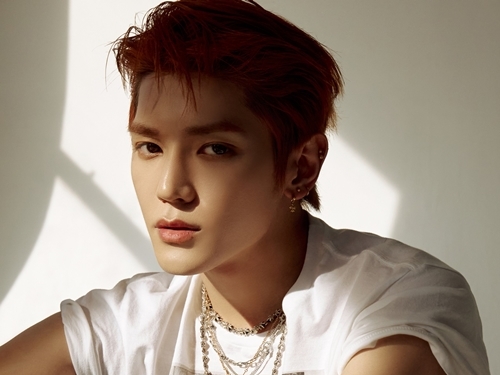 NCT 127のリーダー・テヨン、彼氏感あふれる服装を披露するも…ファンからは「顔がレジェンド」【PHOTO】