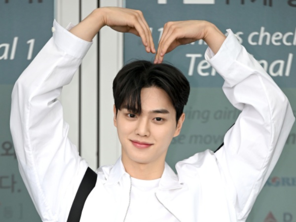 来日イベントも楽しみな俳優ソン・ガン、エプロン姿に反響「コーヒープリンスだ」【PHOTO】